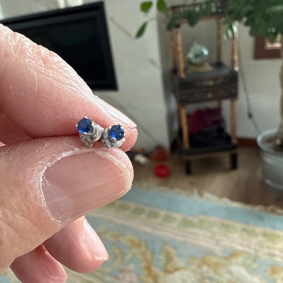 14k White Gold Dainty Ceylon Blue Sapphire Studs 2.65mm - Picture 2 of 3